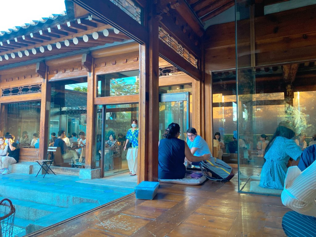 【韓国・安国】伝統と文化が息づく街！韓屋の伝統を感じられる開放的カフェ「CafeOnion」
